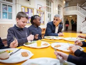 Khan’dan Londra’daki ilkokul çocuklarına yemek müjdesi