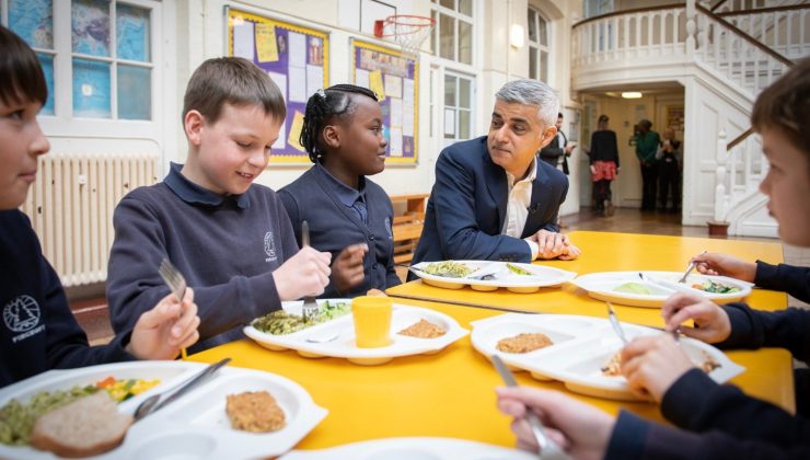 Khan’dan Londra’daki ilkokul çocuklarına yemek müjdesi