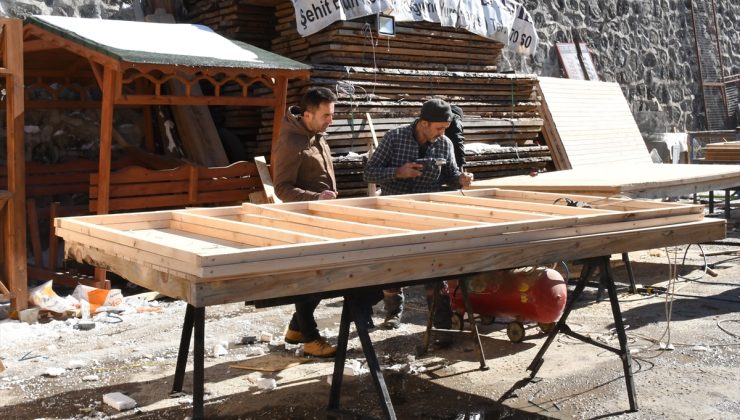 Gönüllüler depremzedeler için ahşap ev üretiyor