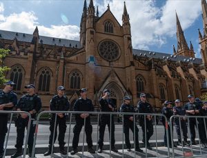 Avustralya’da tacizci kardinalin cenazesinde arbede