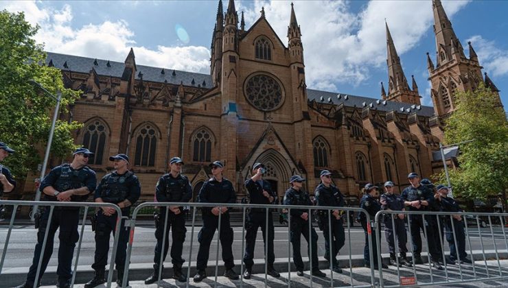 Avustralya’da tacizci kardinalin cenazesinde arbede
