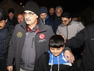 Bakan Dönmez, İskenderun’da çadır kentteki depremzedelerle bir araya geldi