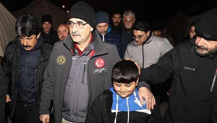 Bakan Dönmez, İskenderun’da çadır kentteki depremzedelerle bir araya geldi