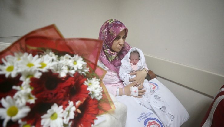 Depremi yaşayan hamile kadın bebeğini Düzce’de kucağına aldı