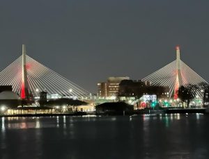 Boston şehrinde köprüler kırmızı-beyaz ışıklandırıldı