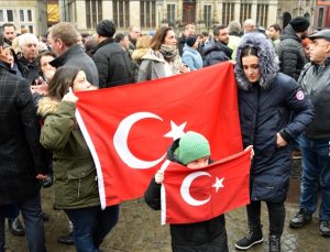 Bremen’de depremde hayatını kaybedenler için saygı duruşu