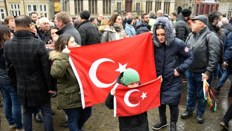 Bremen’de depremde hayatını kaybedenler için saygı duruşu