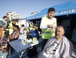 Gönüllü berberlerden çadır kentte tıraş