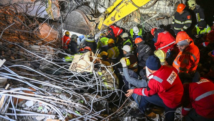 Diyarbakır’da yıkılan binanın enkazından 122 saat sonra bir kadın kurtarıldı