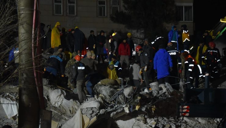 Kahramanmaraş’taki iki enkazdan iki kişi kurtarıldı