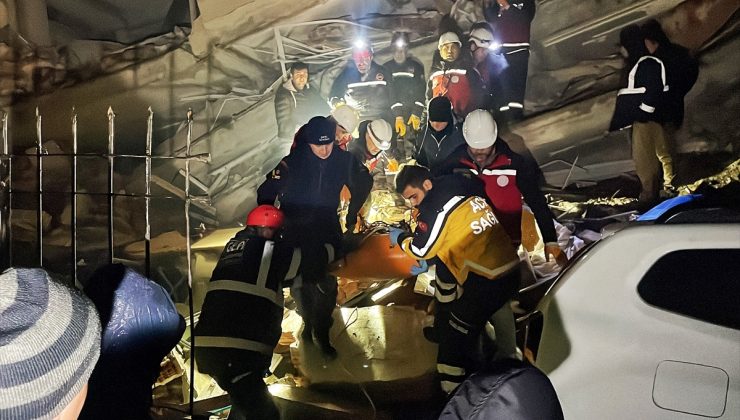 Hatay’daki enkazdan 1’i çocuk 4 kişi kurtarıldı