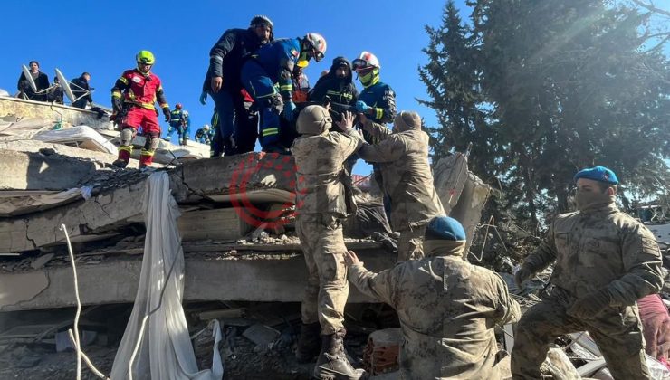 Meksikalı ekipler enkaz altından 3 kişiyi sağ olarak çıkardı