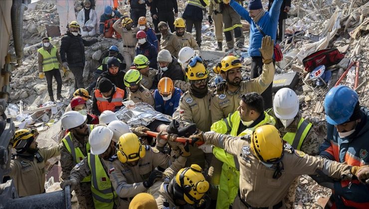 Depremin 176. saatinde bir kadın enkazdan sağ çıkarıldı