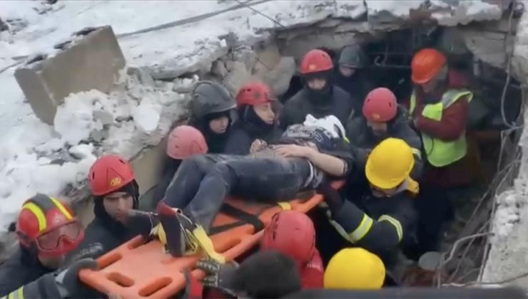 Enkaz altında kalan kadın 52 saat sonra kurtarıldı