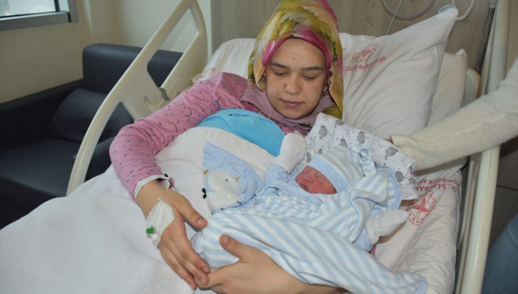 Depremzede iki annenin bebekleri dünyaya gözlerini Sinop’ta açtı