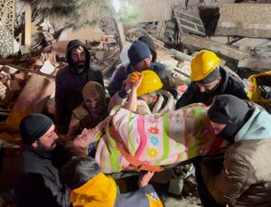 Diyarbakır’da yıkılan binanın enkazından yaklaşık 16 saat sonra bir kadın kurtarıldı