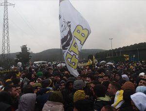 Fenerbahçe taraftarı TFF’nin kapısına dayandı
