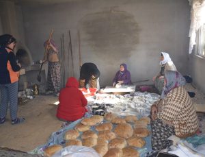 Uşak’ta köylü kadınlar depremzedeler için ekmek pişiriyor