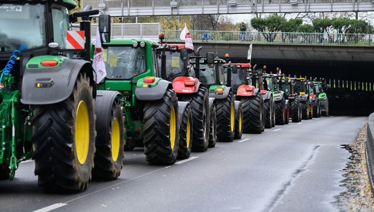 Fransız çiftçiler traktörlerle Paris’i bastı