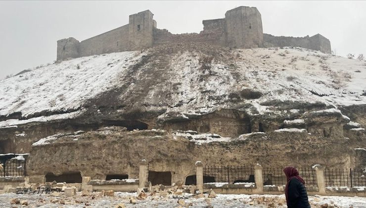 Depremde tarihi Gaziantep Kalesi büyük hasar gördü