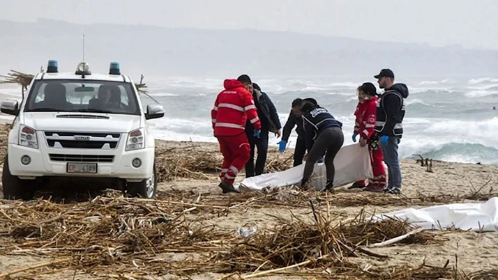 İzmir’den yola çıkan göçmen teknesi İtalya’da battı!