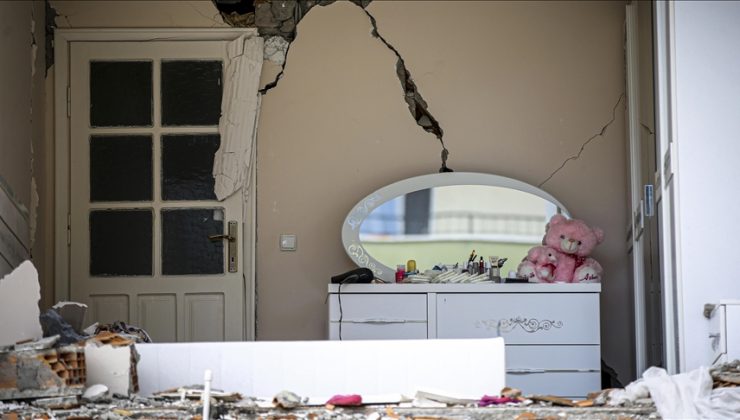 Depremde hasar gören binalara eşya çıkarmak için girmeyin uyarısı