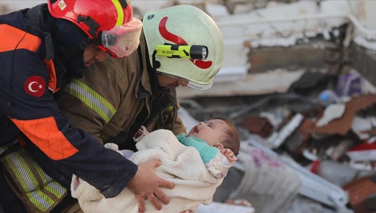 Anne ve bebeği 29 saat sonra enkazdan sağ çıkarıldı