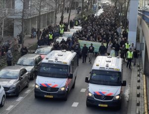 Hollanda’da Müslümanlar Kur’an-ı Kerim’e yönelik saldırıları protesto etti