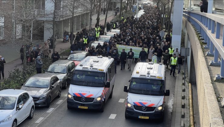 Hollanda’da Müslümanlar Kur’an-ı Kerim’e yönelik saldırıları protesto etti