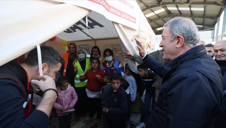 Milli Savunma Bakanı Akar depremden etkilenen Osmaniye’deki çalışmaları inceledi