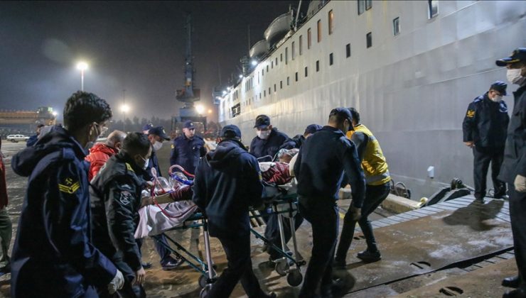 Hatay’da depremde yaralananlar TCG İskenderun gemisine alınıyor