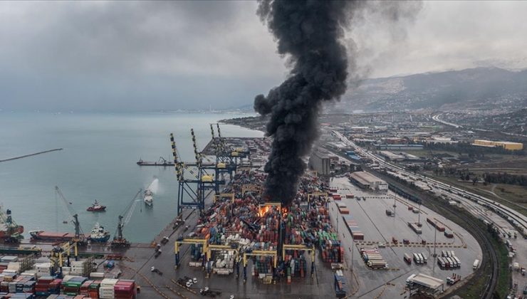 İskenderun Limanı’nda devrilen konteynerlerde yangın