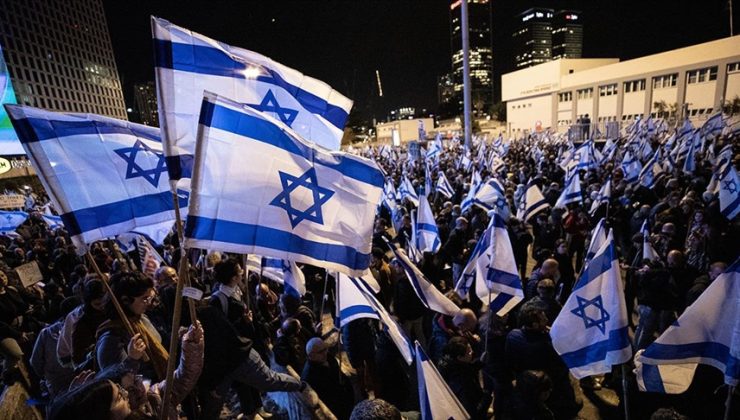 İsrail’de on binler sokaklara döküldü