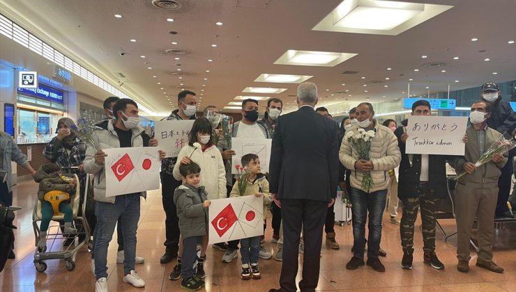 Japon arama kurtarma ekibini alkışlarla karşıladılar