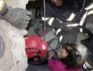 Kahramanmaraş’ta itfaiye ekipleri 4 yaşındaki çocuğu depremin 42. saatinde kurtardı