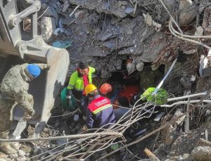 74 yaşındaki kadın depremin 227. saatinde  enkazdan kurtarıldı