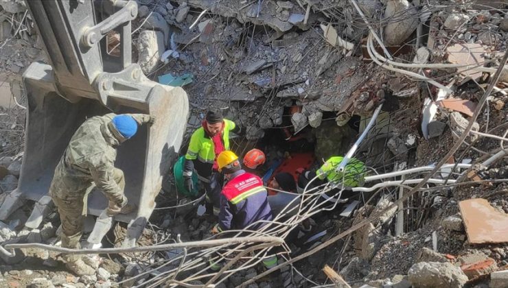 74 yaşındaki kadın depremin 227. saatinde  enkazdan kurtarıldı