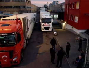 Köln’den 120 tonluk yardım malzemesi 6 tırla deprem bölgesine yola çıktı
