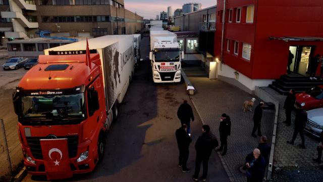 Köln’den 120 tonluk yardım malzemesi 6 tırla deprem bölgesine yola çıktı
