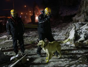 Patileri enkazda yaralanan “Köpük”, kurtarma çalışmalarına devam ediyor