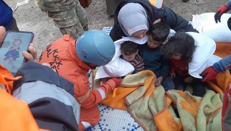 Mehmetçik, Hatay’da anne ile çocuklarını enkazdan sağ kurtardı