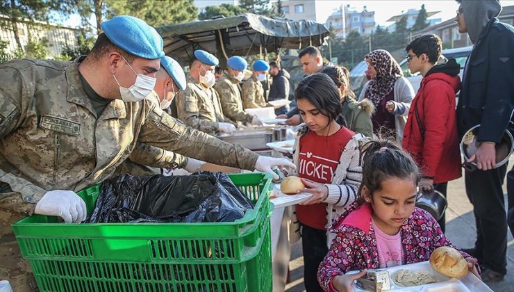 Mehmetçik deprem bölgesinde yaraları sarıyor