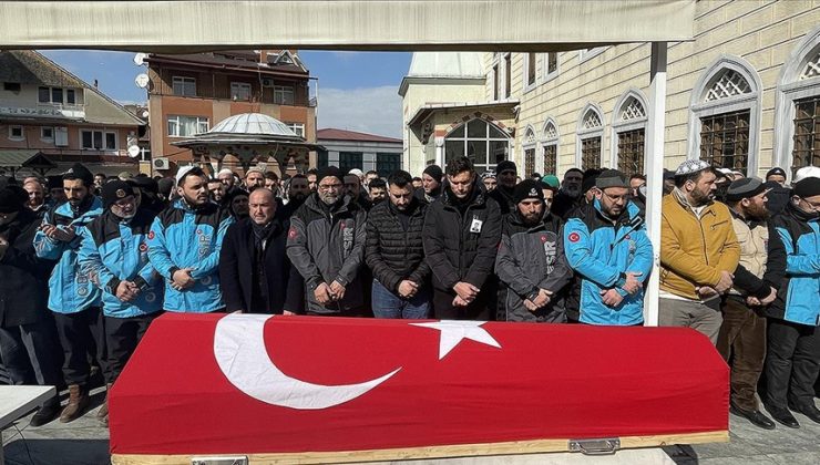 Deprem bölgesinde kalp krizi geçiren gönüllü defnedildi