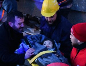 Gaziantep’te yıkılan binanın enkazından 40 saat sonra gelen ikiz mutluluk
