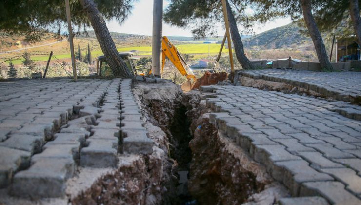 Deprem nedeniyle Nurdağı’nın Gökçedere Mahallesi’nde yarıklar oluştu