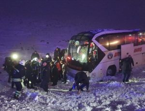 Yolcu otobüsü buzlanma nedeniyle şarampole düştü