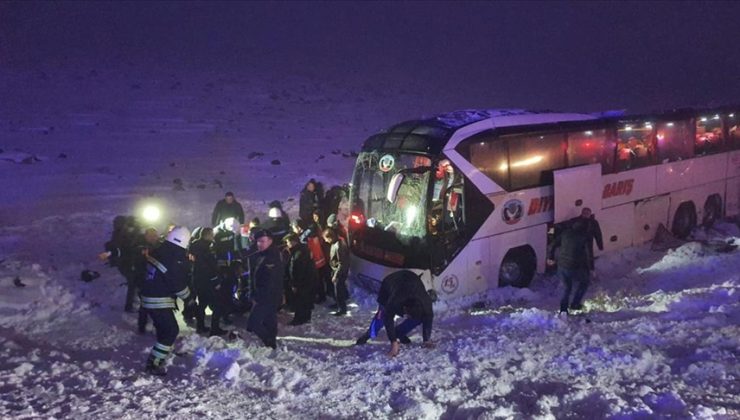 Yolcu otobüsü buzlanma nedeniyle şarampole düştü