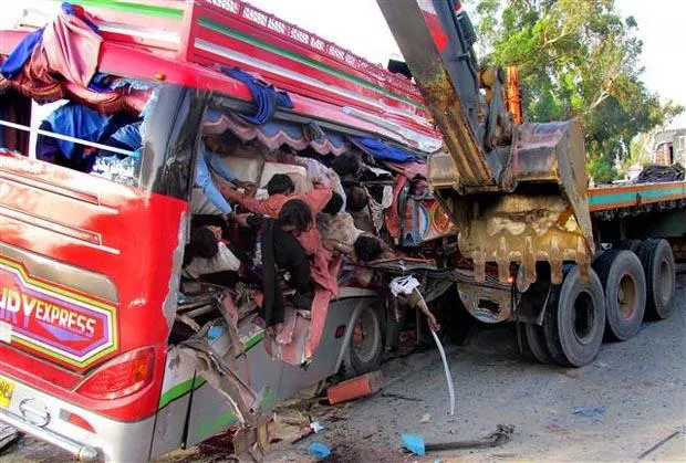 Pakistan’da otobüs ile kamyonet çarpıştı: 13 kişi öldü