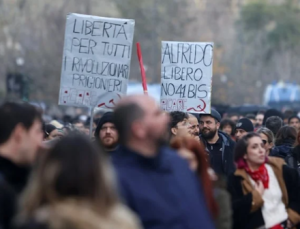 İtalya açlık grevi yapan anarşist için sokaklara döküldü