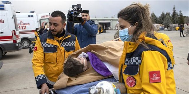 Depremi yaşayan sağlıkçılar, kendi acılarına rağmen görevi bırakmadı